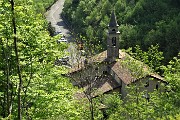 77 Vista dall'alto sul Santurio del Perello, immerso nei boschi